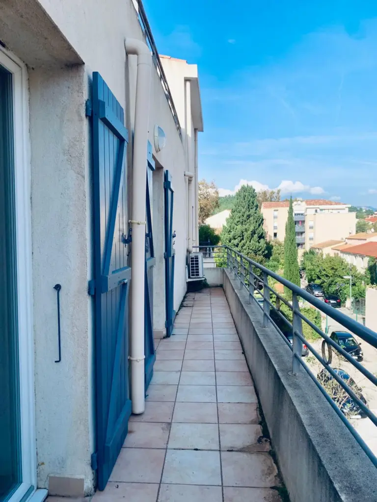 Studio lumineux à vendre à Six Fours avec balcon et parking