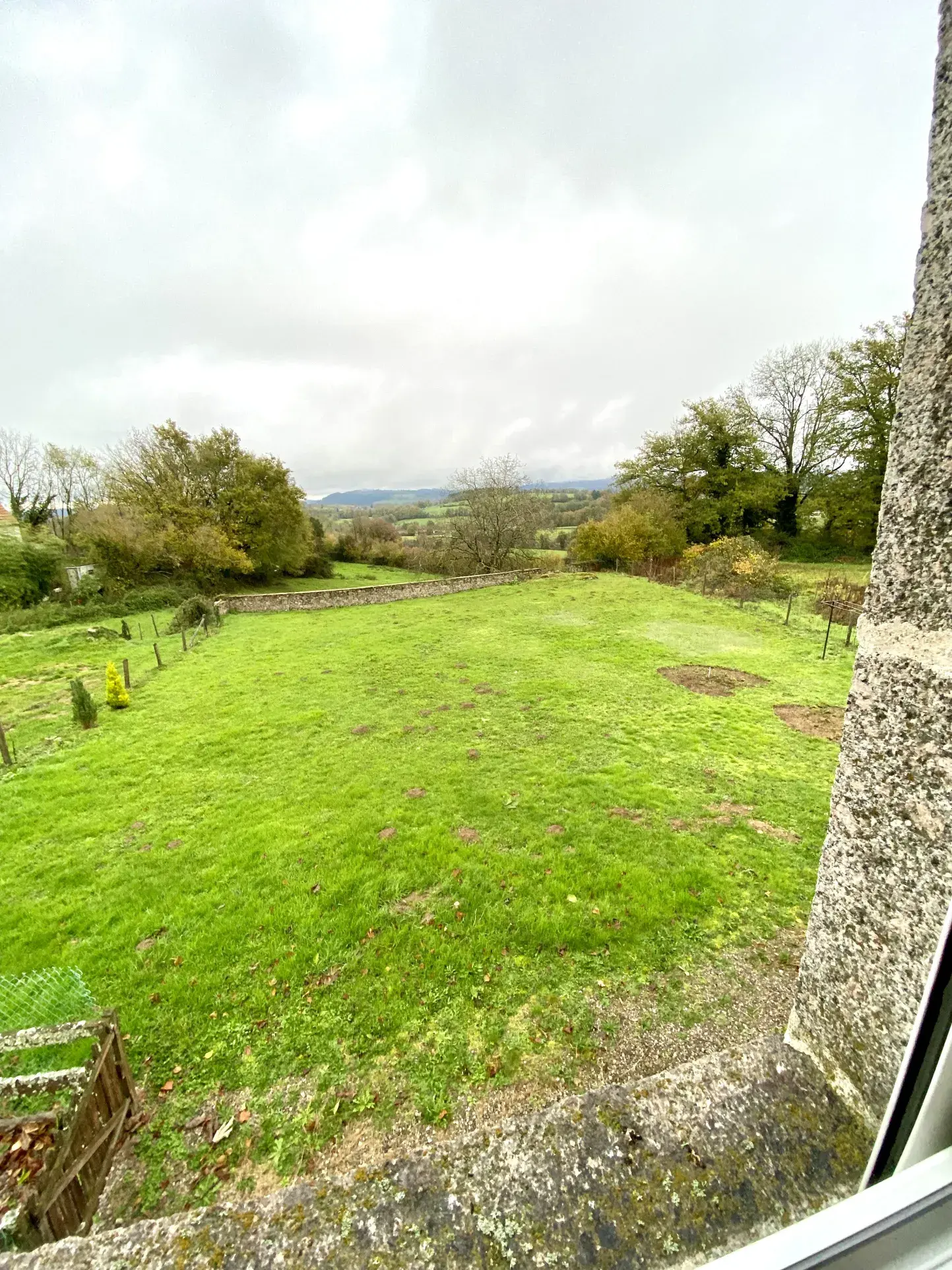 Maison de caractère avec vue et dépendance à vendre au Mayet de Montagne 