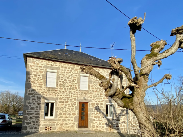 Maison de caractère avec vue et dépendance à vendre au Mayet de Montagne