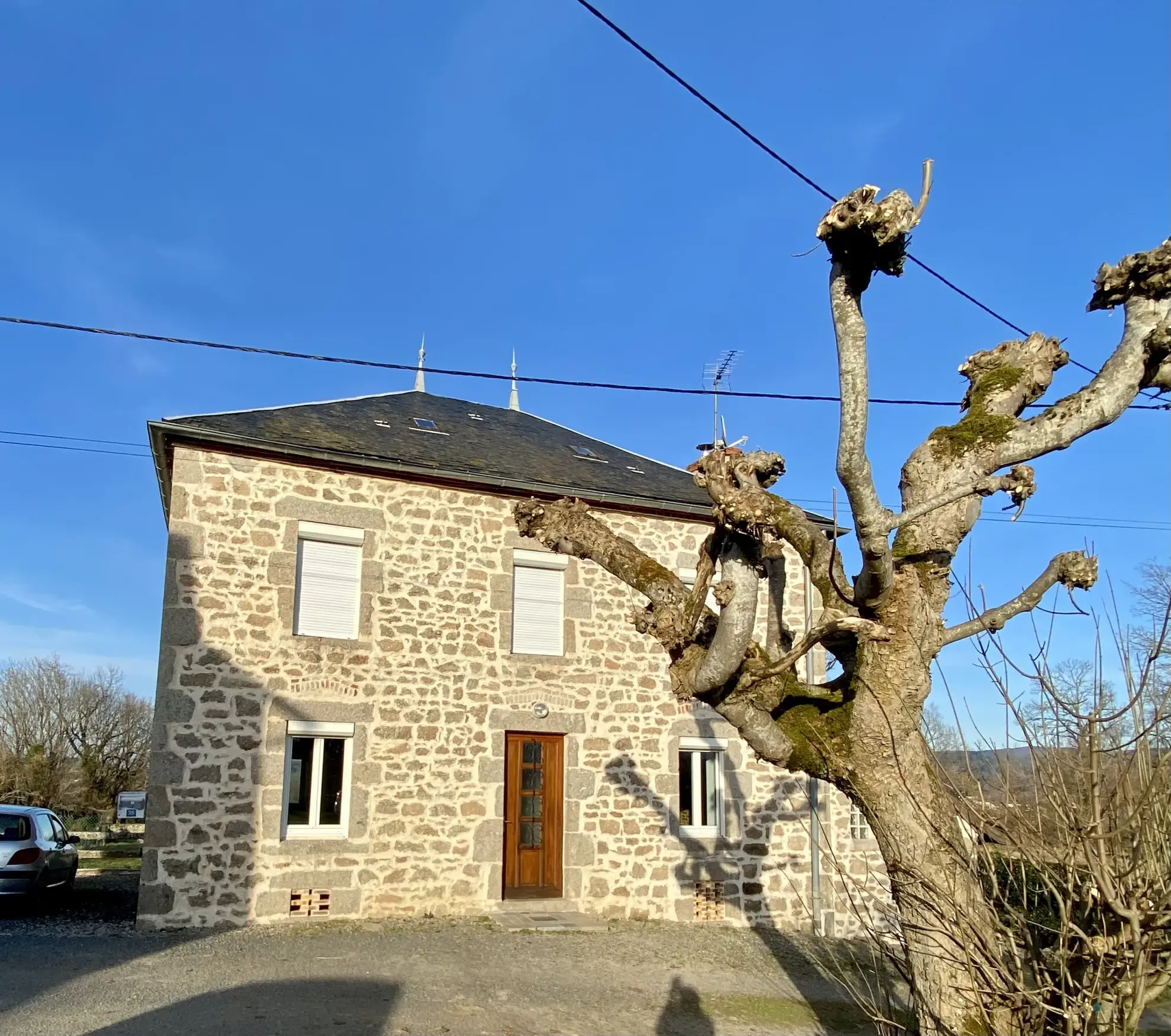 Maison de caractère avec vue et dépendance à vendre au Mayet de Montagne 