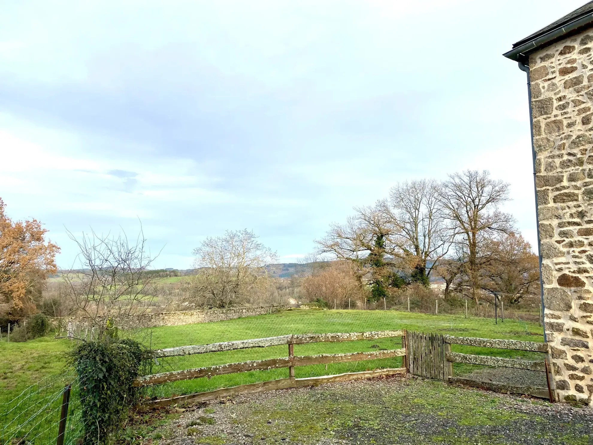 Maison de caractère avec vue et dépendance à vendre au Mayet de Montagne 