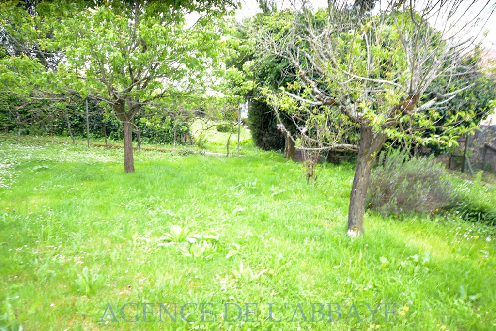 Maison à vendre à Port-d'Envaux avec 2 chambres et grand terrain 