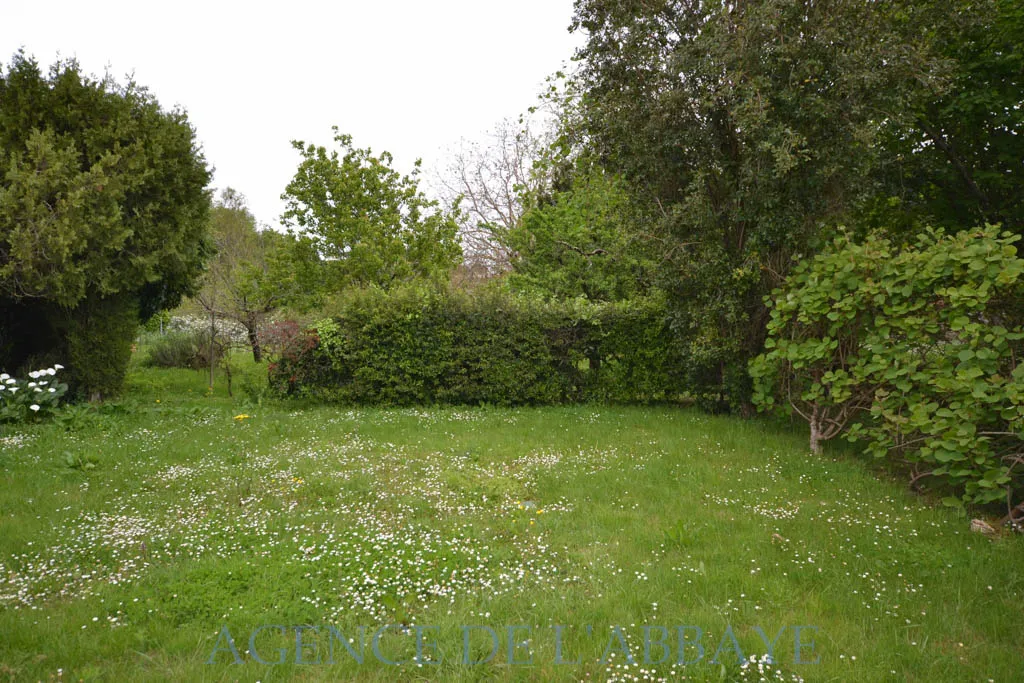 Maison à vendre à Port-d'Envaux avec 2 chambres et grand terrain 