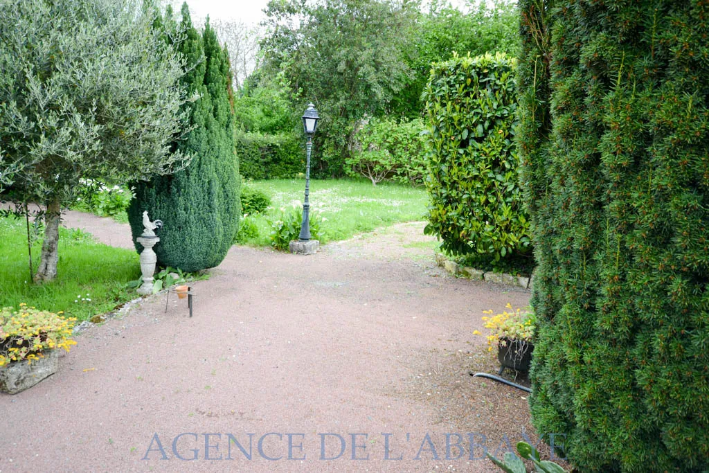 Maison à vendre à Port-d'Envaux - Terrain de 1180 m² et 2 garages 