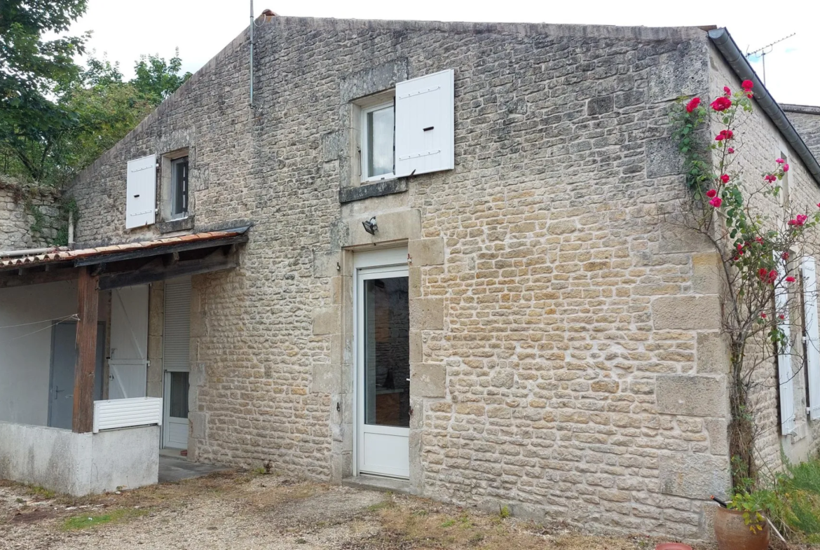 Maison de Bourg à Villiers en Plaine avec Jardin et Garages 