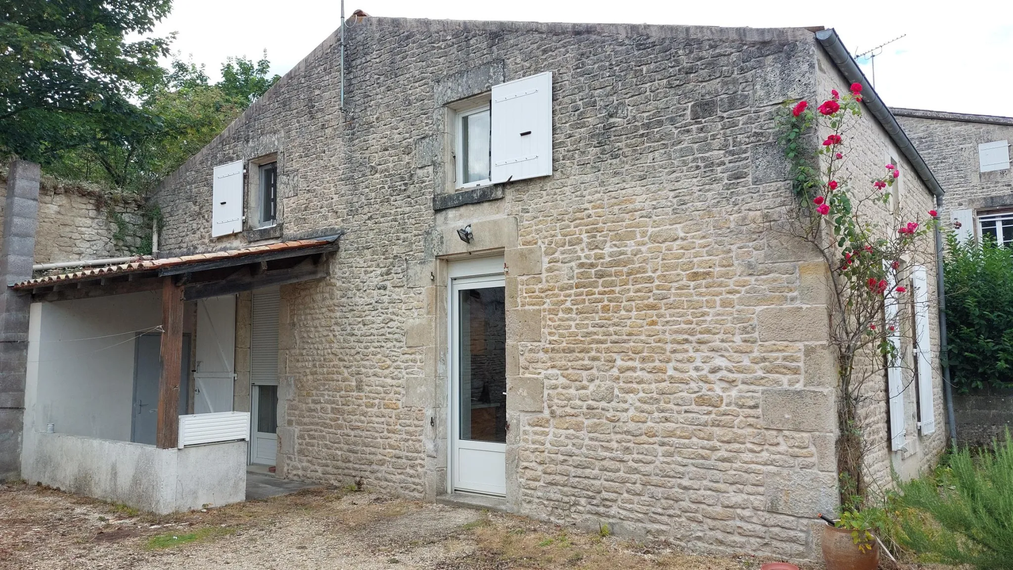 Maison de Bourg à Villiers en Plaine avec Jardin et Garages 