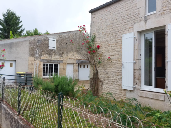 Maison de Bourg à Villiers en Plaine avec Jardin et Garages