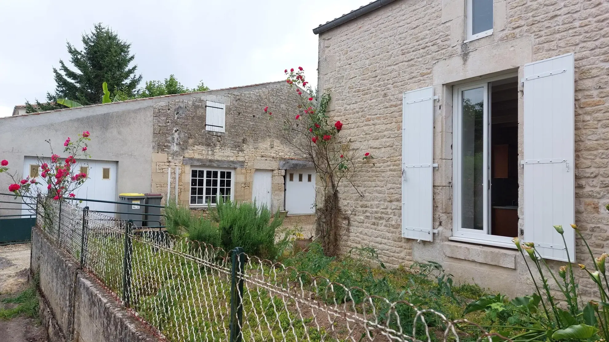 Maison de Bourg à Villiers en Plaine avec Jardin et Garages 