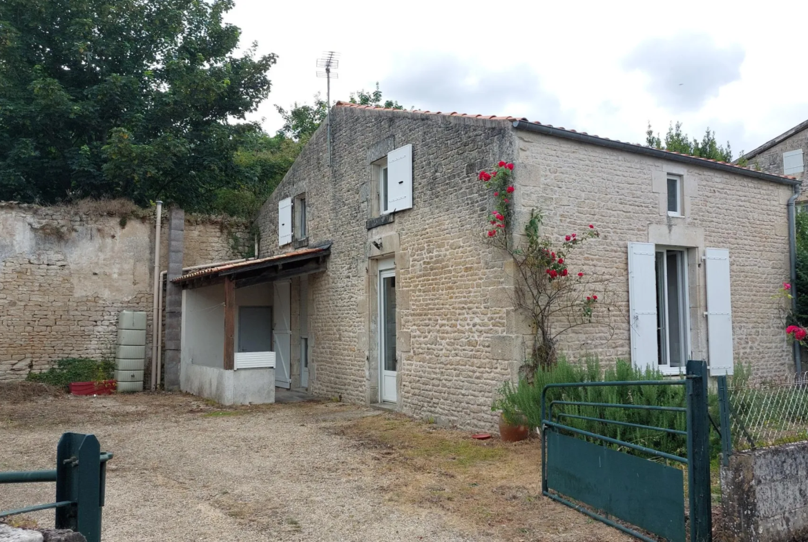 Maison de Bourg à Villiers en Plaine avec Jardin et Garages 