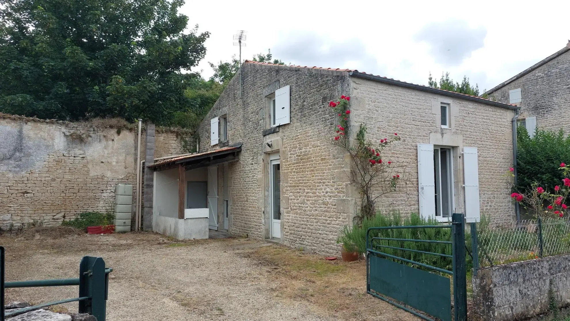 Maison de Bourg à Villiers en Plaine avec Jardin et Garages 