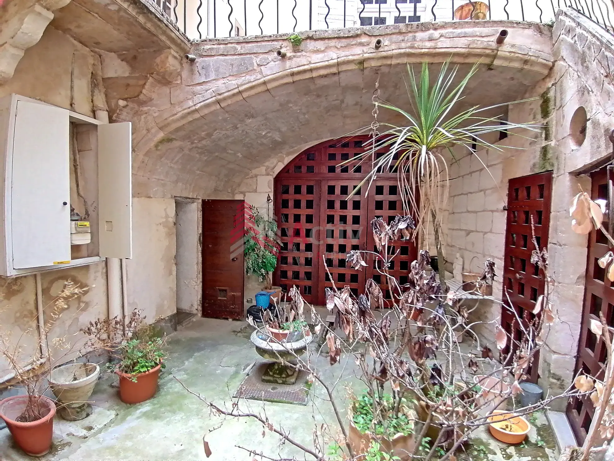 Belle maison de maître à rénover à Beaucaire 