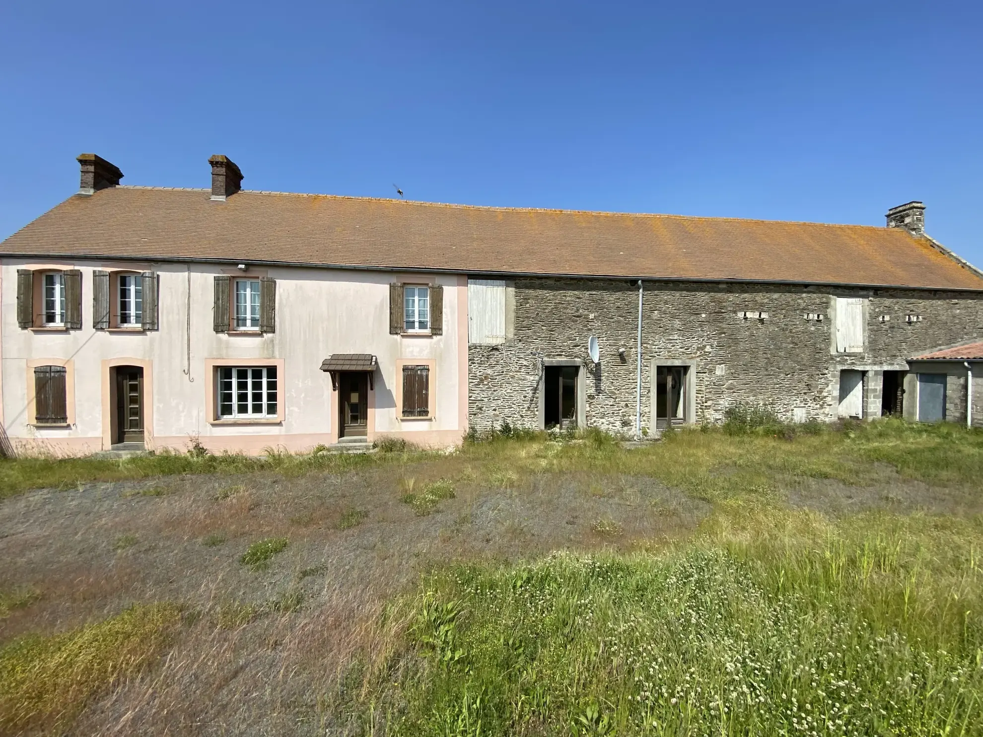 Ancienne Ferme à Croisilles à Vendre - 3 Chambres et Grand Terrain 