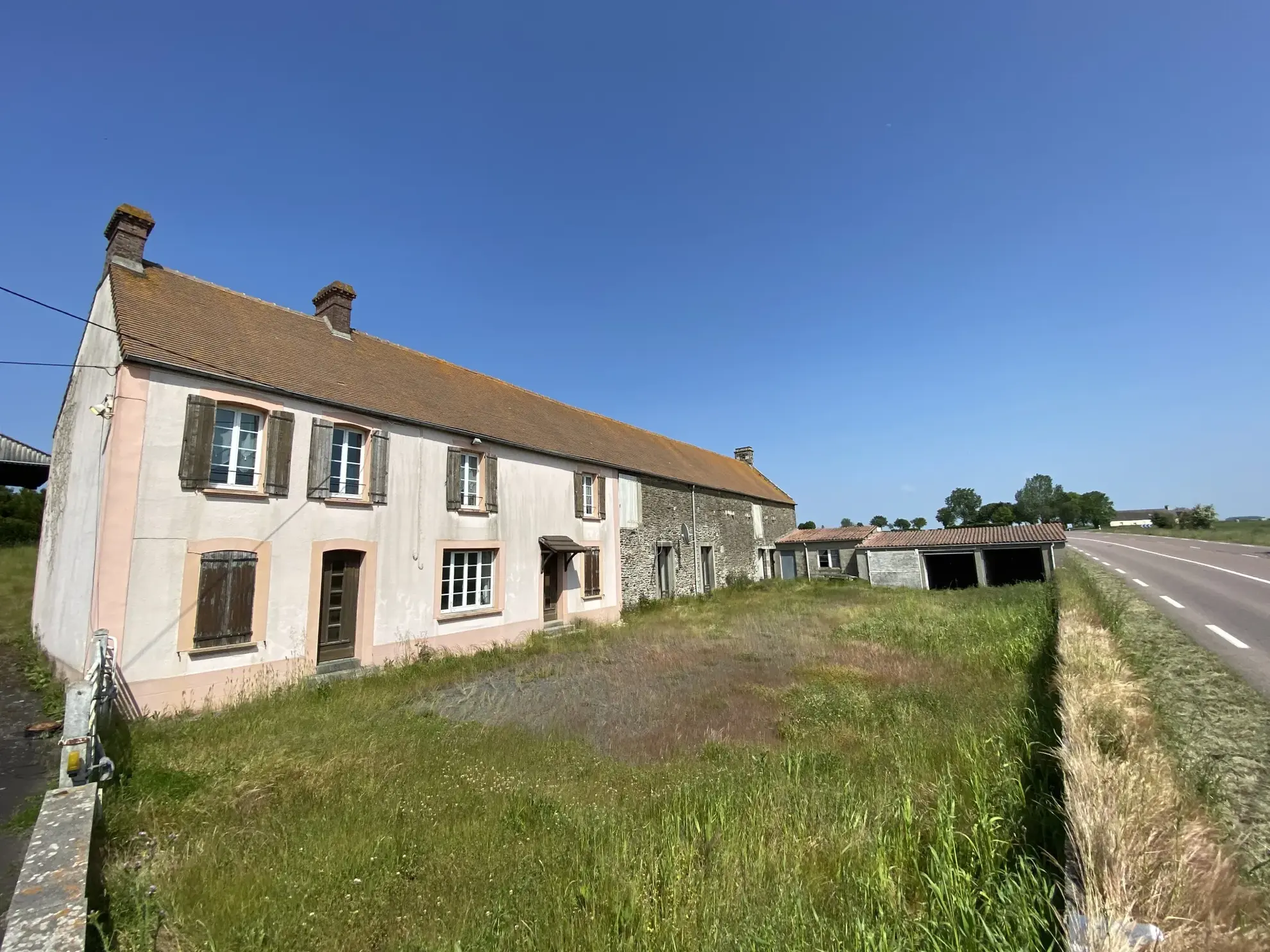 Ancienne Ferme à Croisilles à Vendre - 3 Chambres et Grand Terrain 