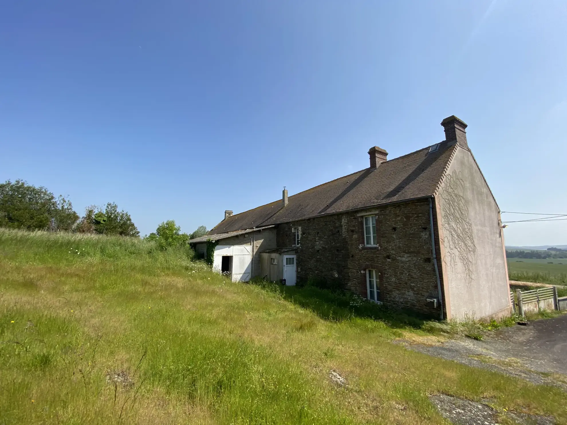 Ancienne Ferme à Croisilles à Vendre - 3 Chambres et Grand Terrain 