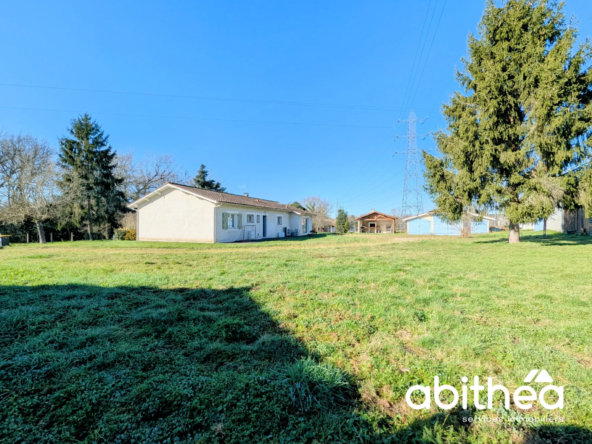 Maison familiale F4 avec appartement et garages à Saint Ciers d'Abzac