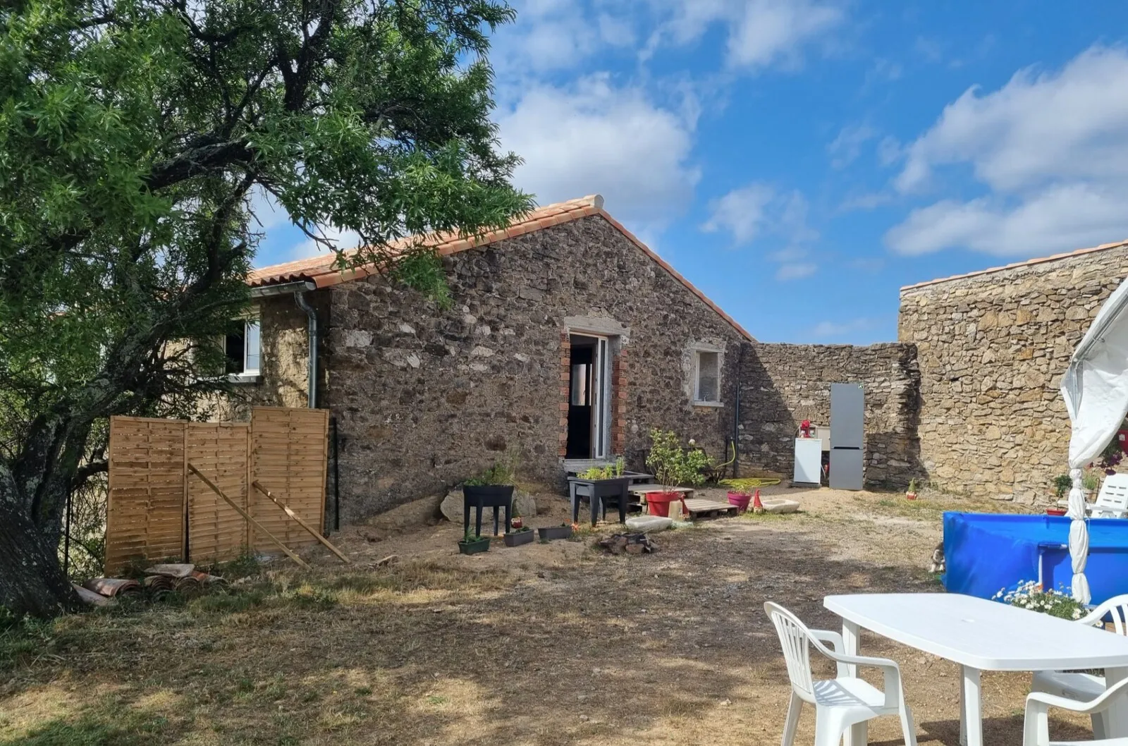 Maison vigneronne rénovée avec remise, garage sur 9000 m² à Aigues Vives 