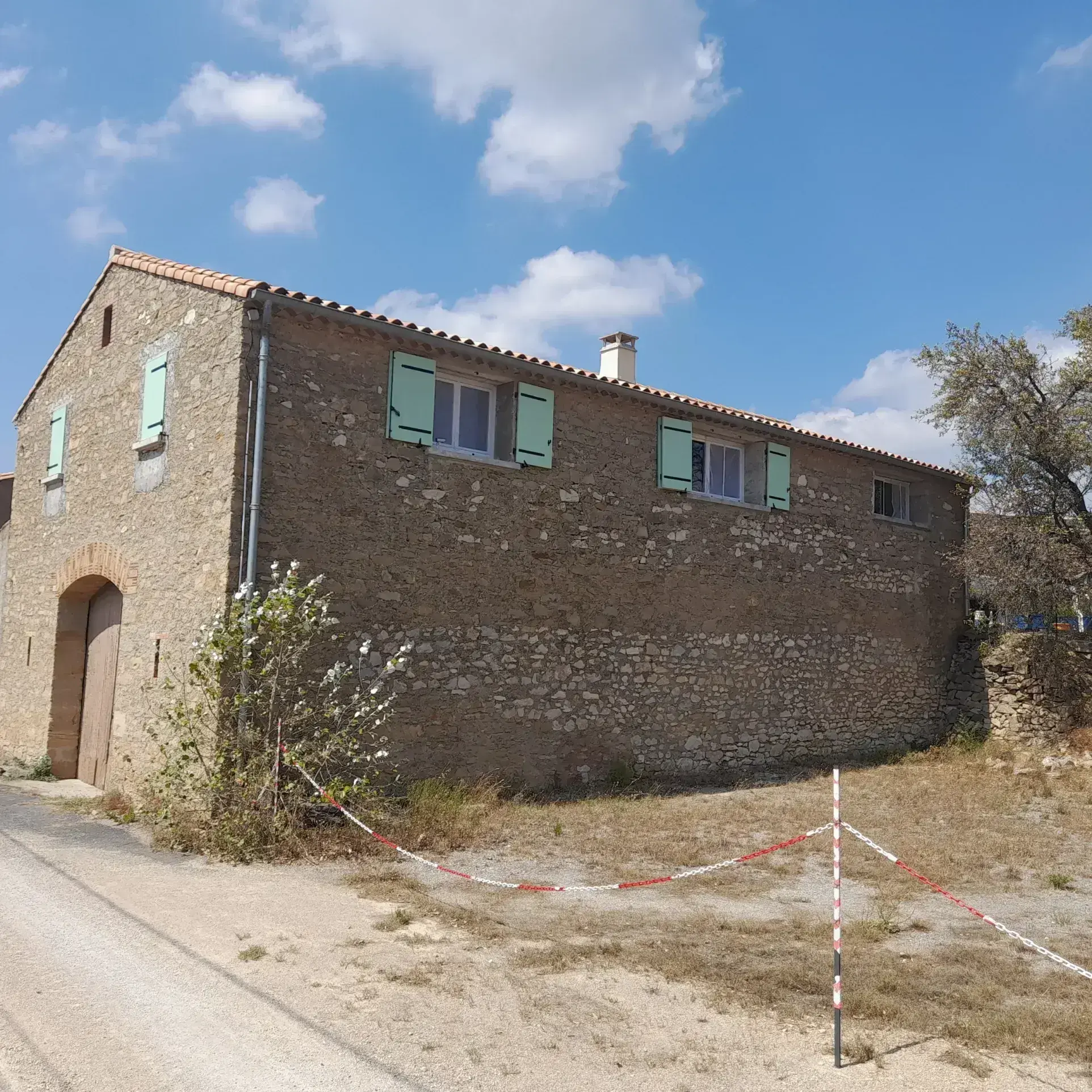 Maison vigneronne rénovée avec remise, garage sur 9000 m² à Aigues Vives 