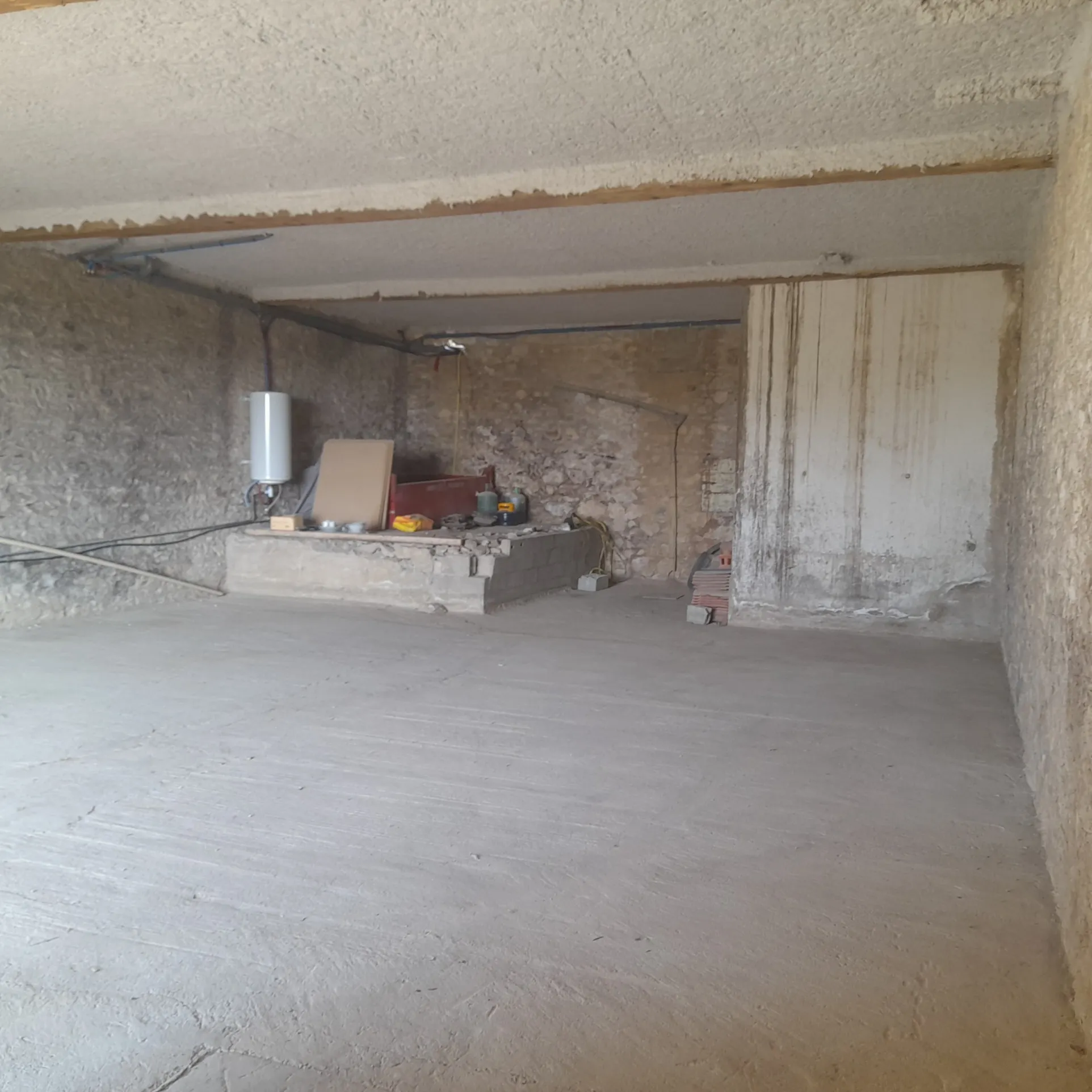 Maison vigneronne rénovée avec remise, garage sur 9000 m² à Aigues Vives 