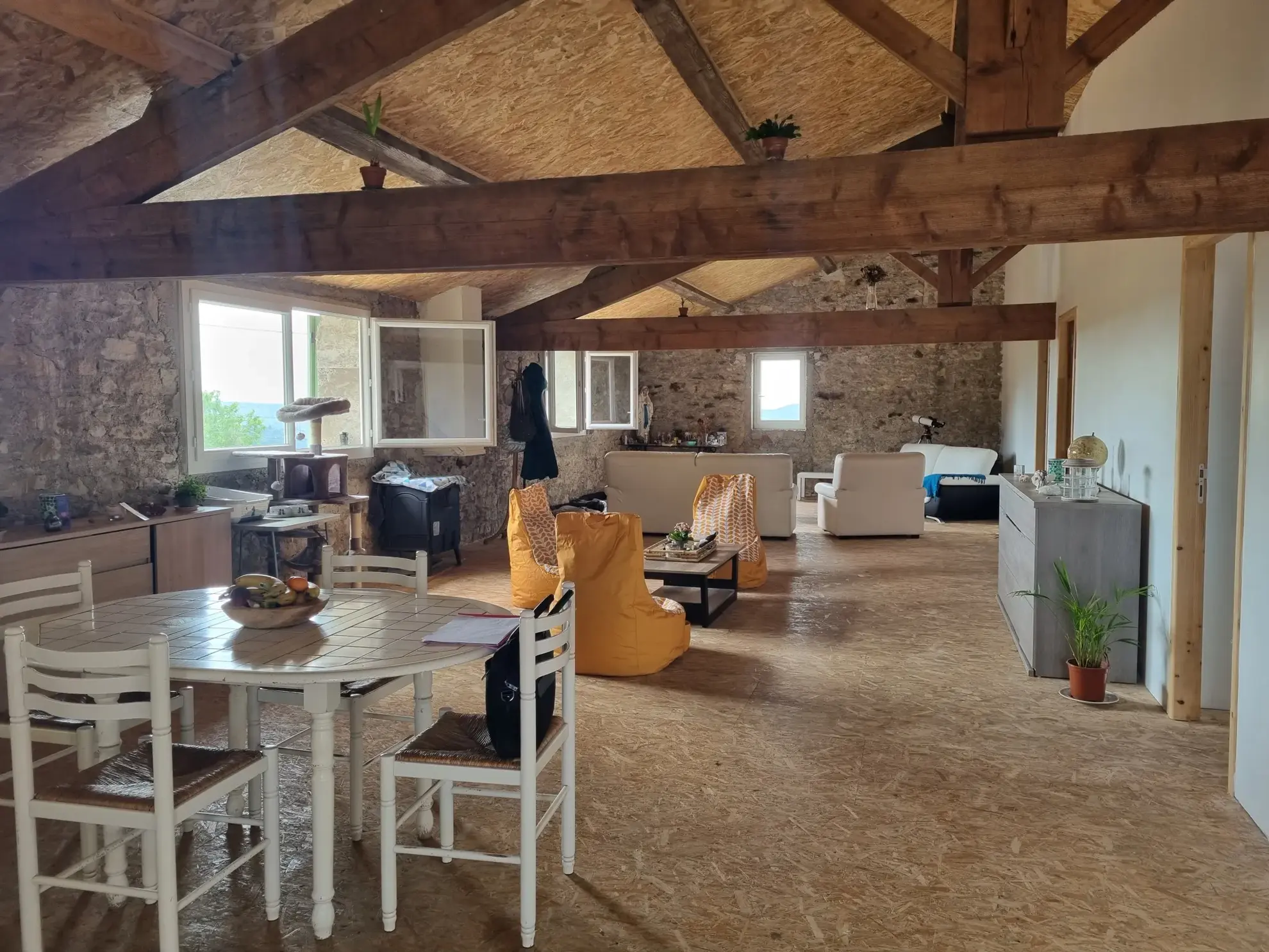 Maison vigneronne rénovée avec remise, garage sur 9000 m² à Aigues Vives 