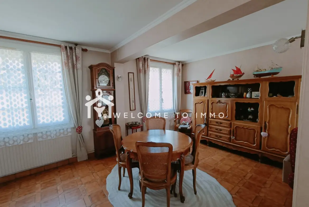 Maison Familiale de 93 m² à La Rochelle avec 3 Chambres et Garage 