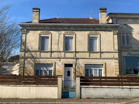 Maison en pierre de 214 m² à Gornac avec jardin et dépendances