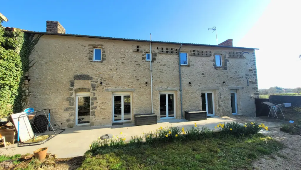 Charmante Maison de Campagne à Vendre - 5 Chambres à 10 Min de Vihiers