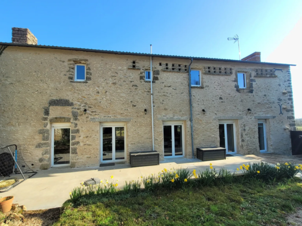 Charmante Maison de Campagne à Vendre - 5 Chambres à 10 Min de Vihiers