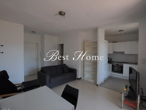 Studio meublé à vendre à Nîmes Centre avec terrasse 