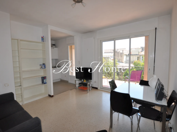 Studio meublé à vendre à Nîmes Centre avec terrasse 