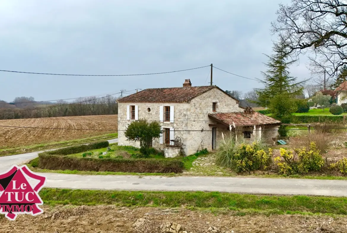 Maison en pierre à Cours avec garage et terrain arboré de 580 m² 