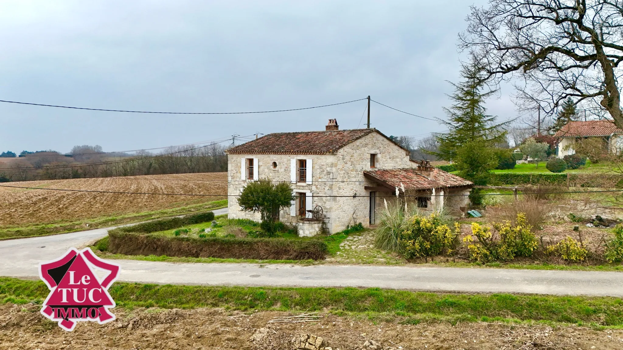 Maison en pierre à Cours avec garage et terrain arboré de 580 m² 