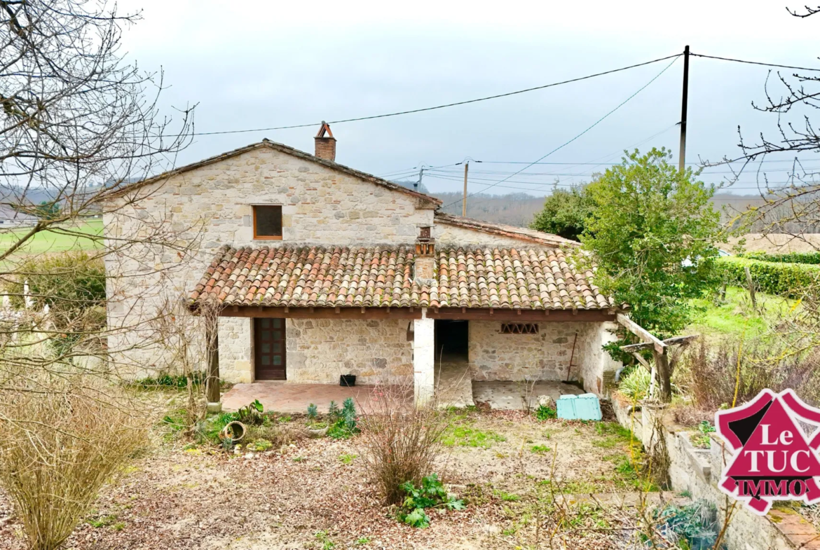 Maison en pierre à Cours avec garage et terrain arboré de 580 m² 