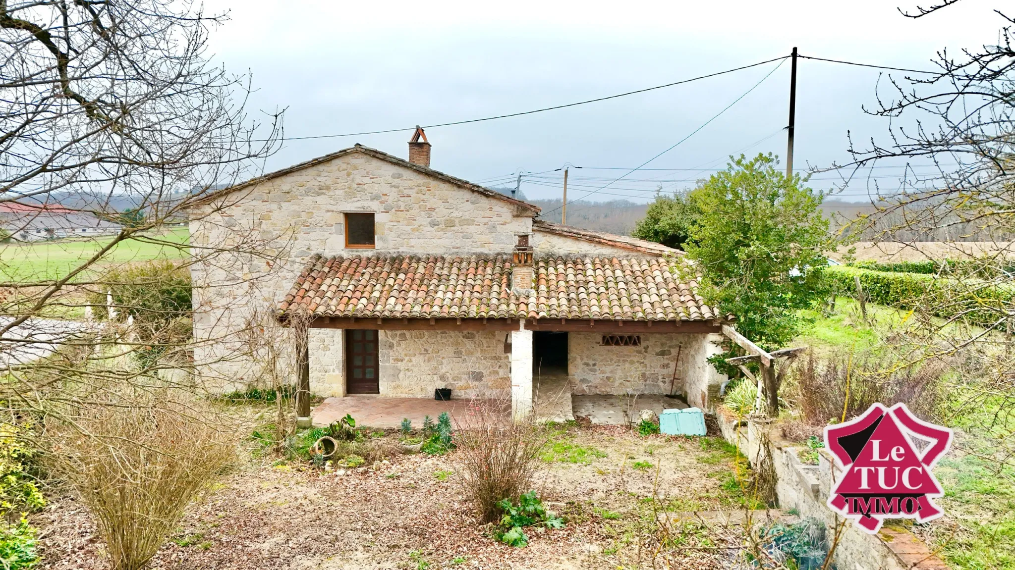 Maison en pierre à Cours avec garage et terrain arboré de 580 m² 