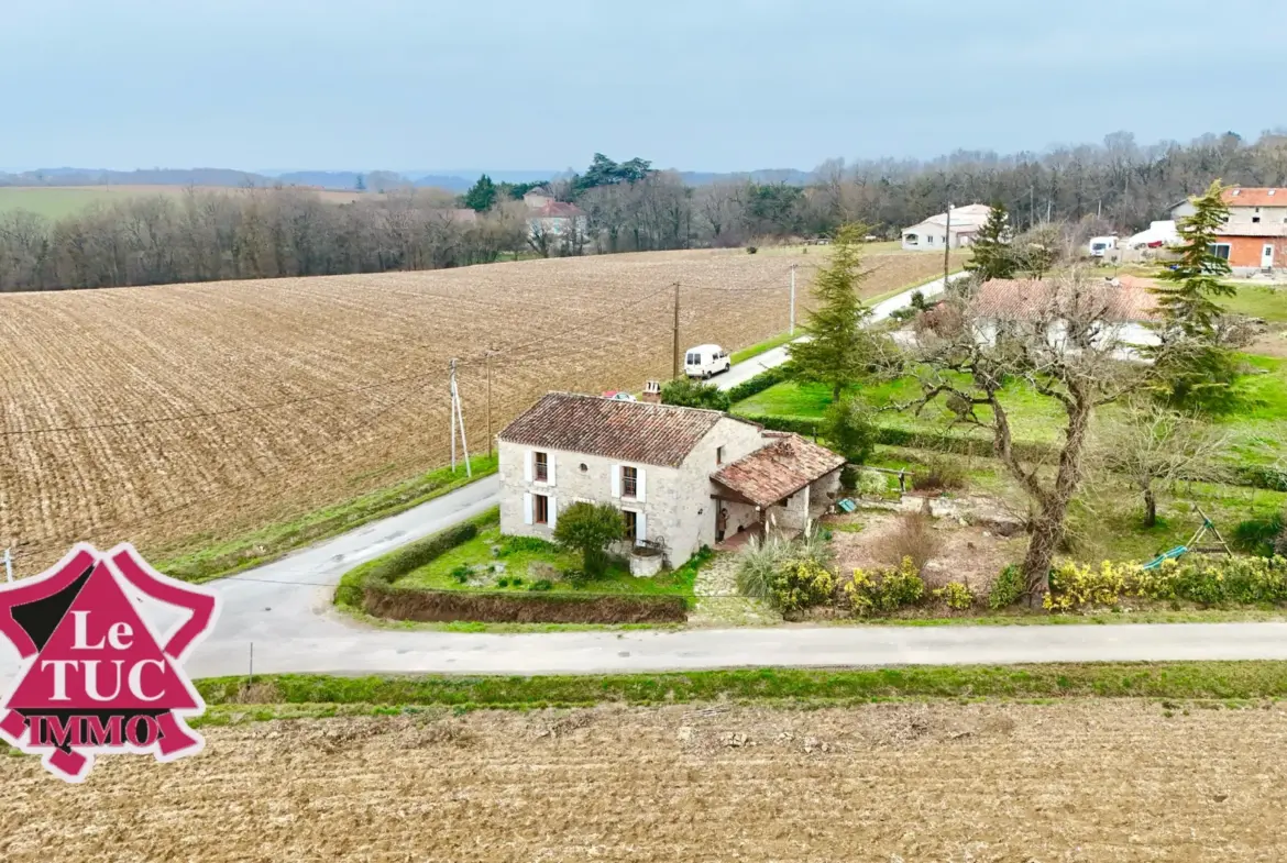 Maison en pierre à Cours avec garage et terrain arboré de 580 m² 