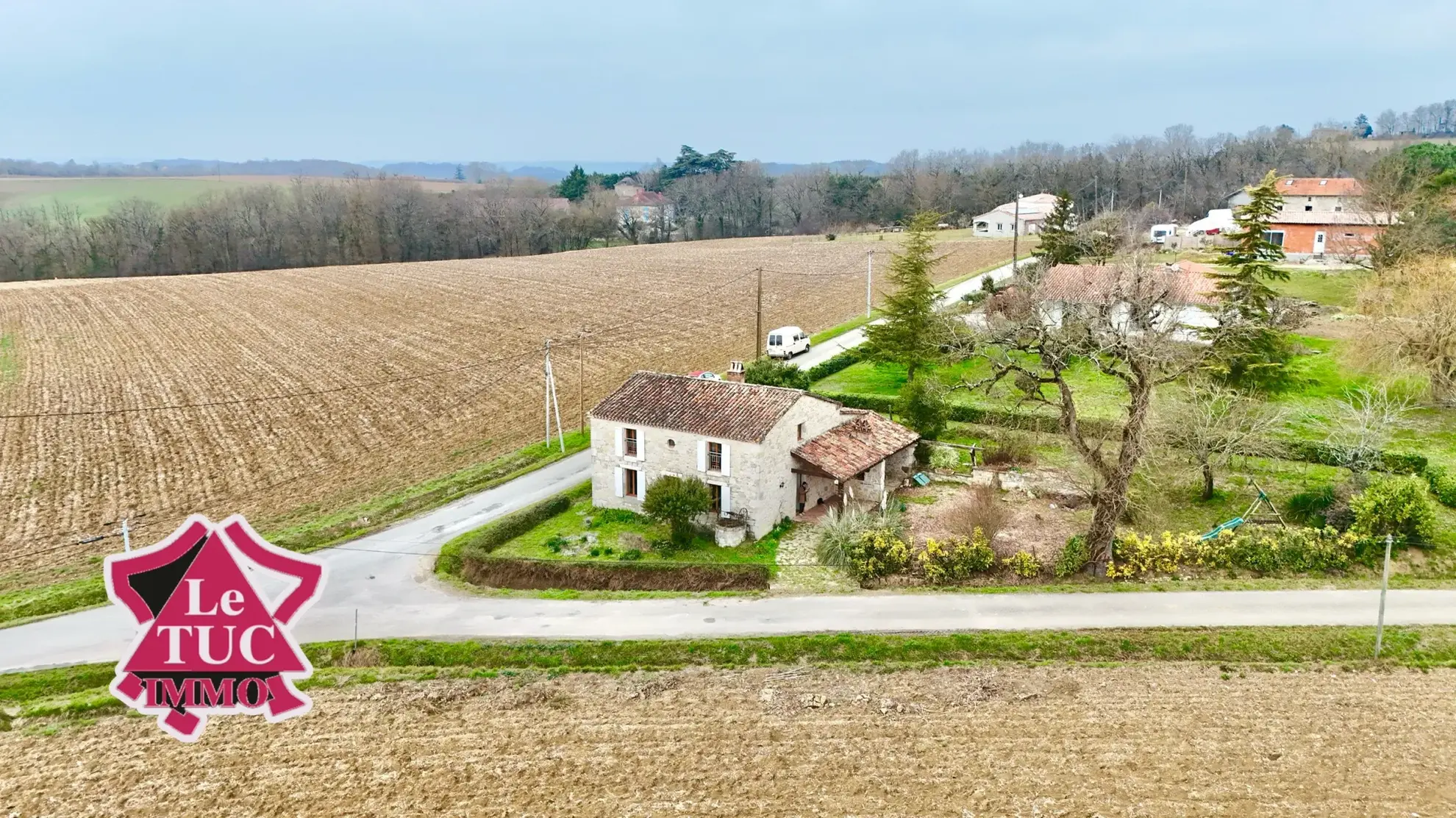 Maison en pierre à Cours avec garage et terrain arboré de 580 m² 