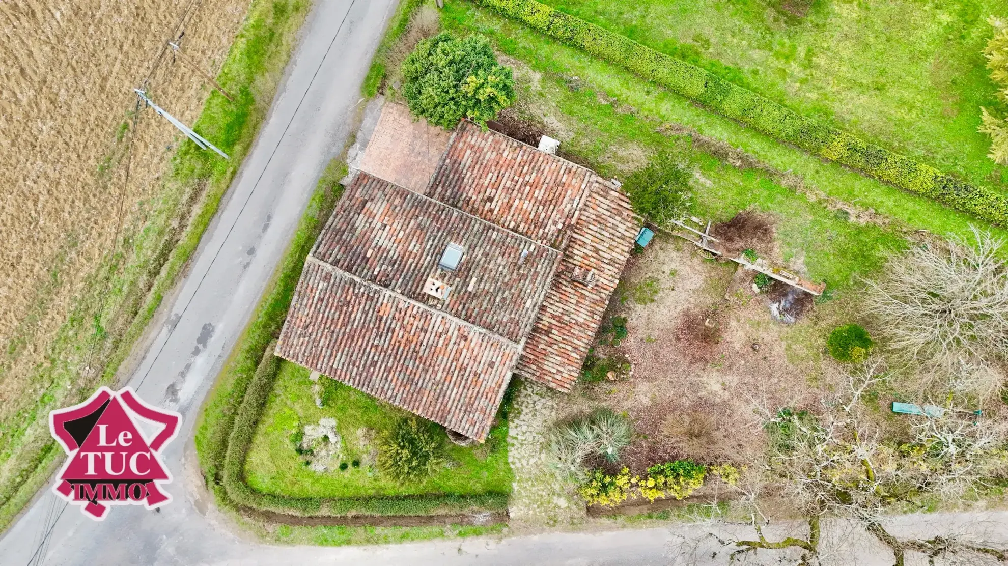 Maison en pierre à Cours avec garage et terrain arboré de 580 m² 