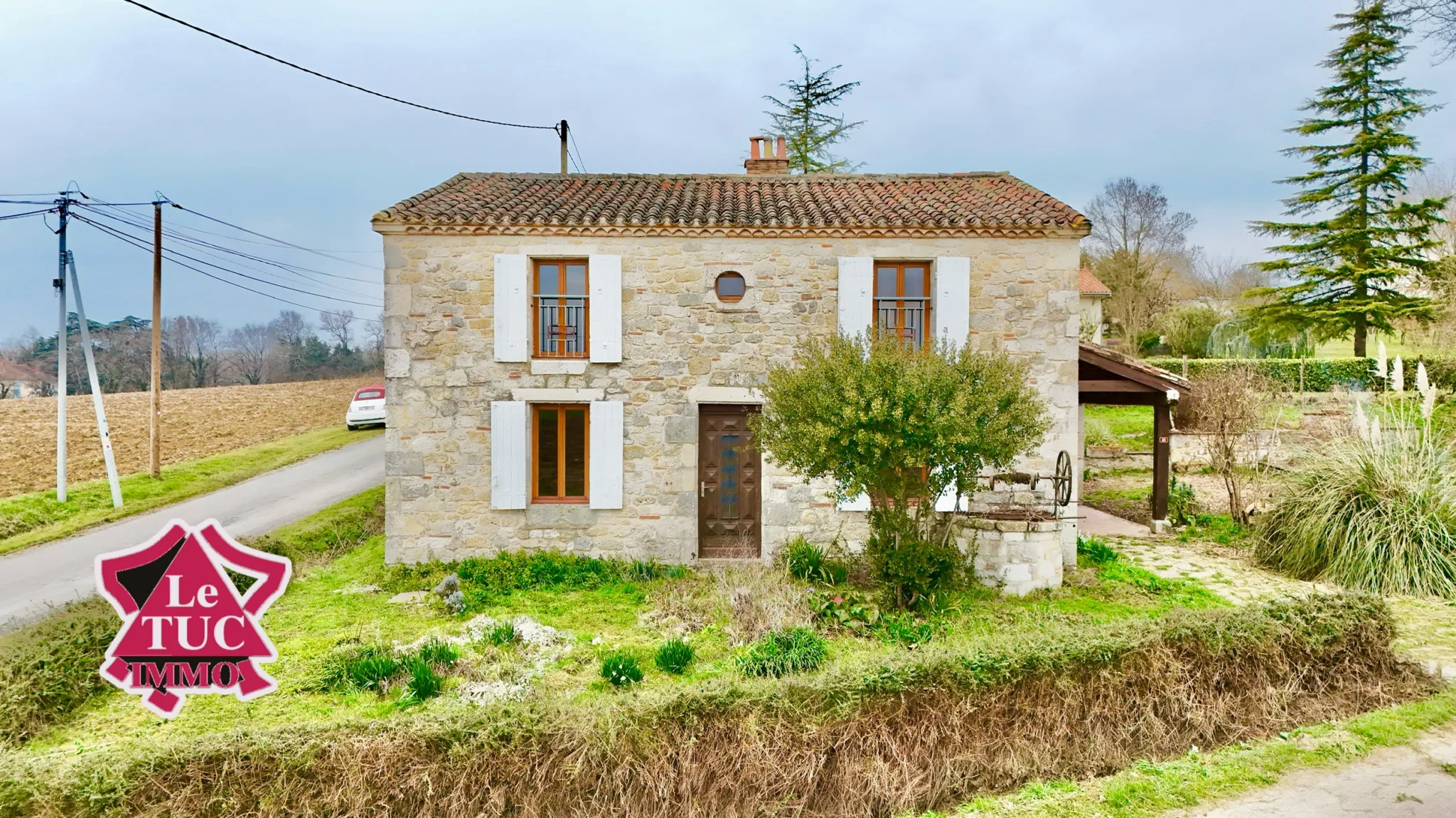 Maison en pierre à Cours avec garage et terrain arboré de 580 m² 