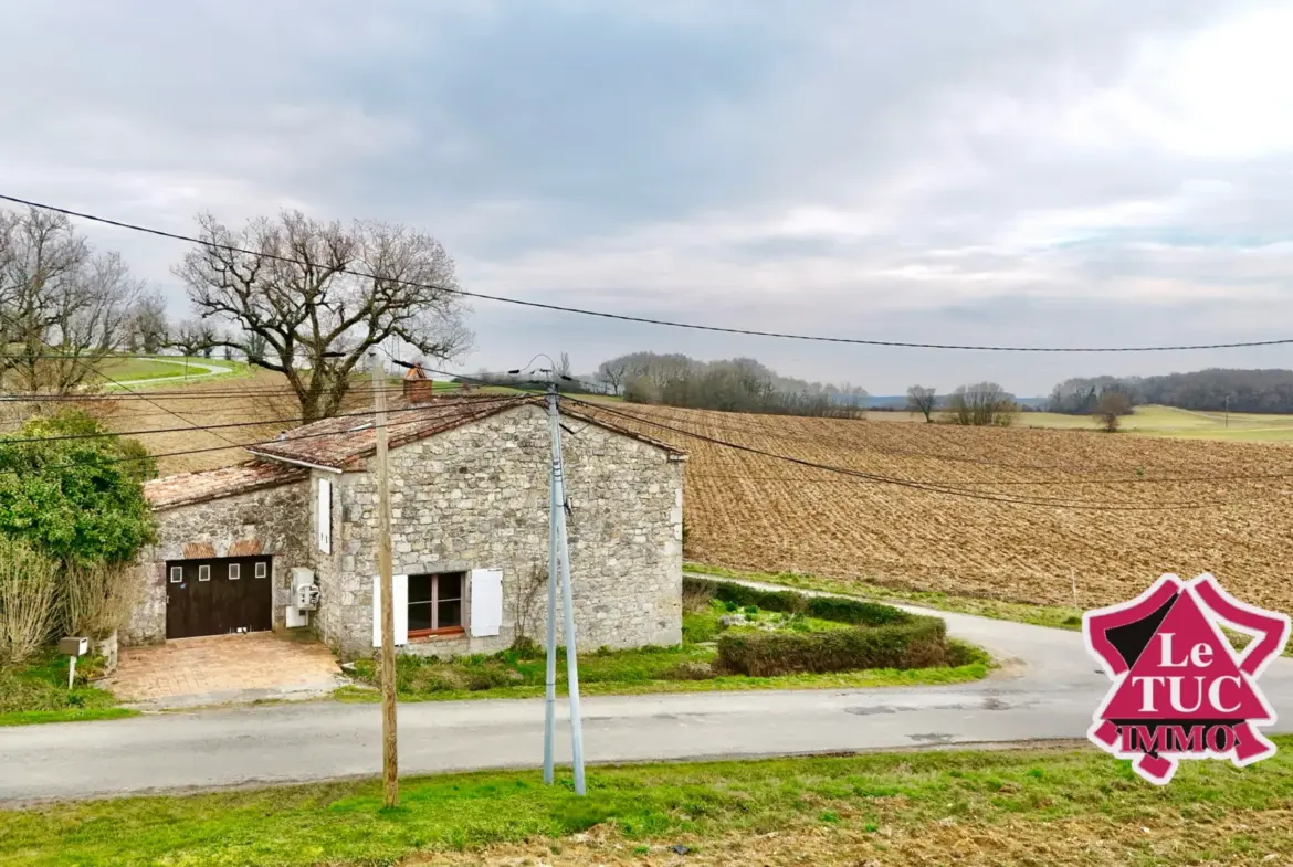 Maison en pierre à Cours avec garage et terrain arboré de 580 m² 