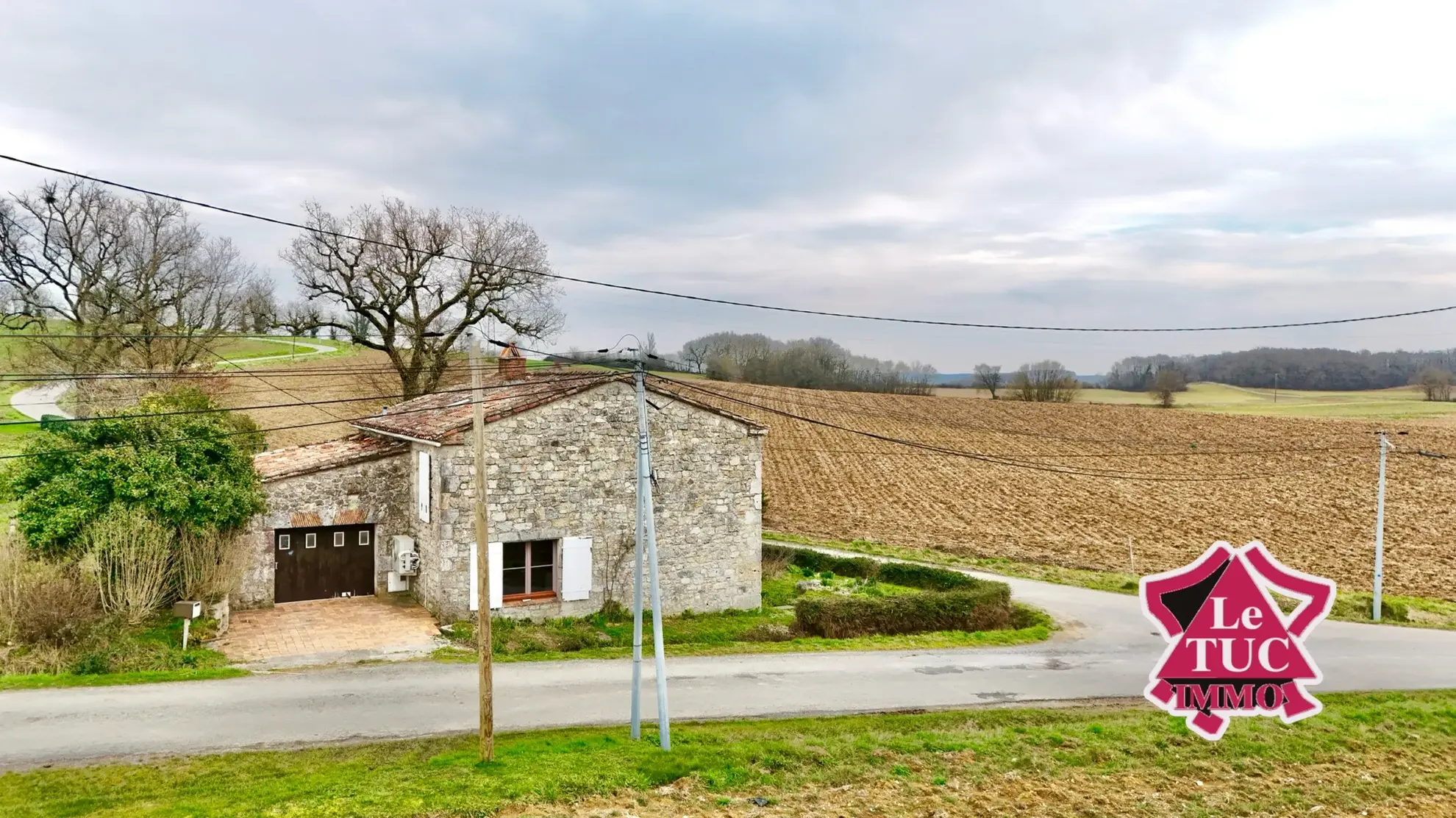 Maison en pierre à Cours avec garage et terrain arboré de 580 m² 