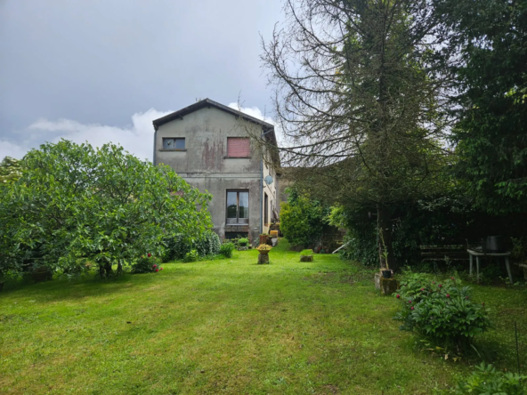 Immeuble à rénover à La Sauve avec local commercial