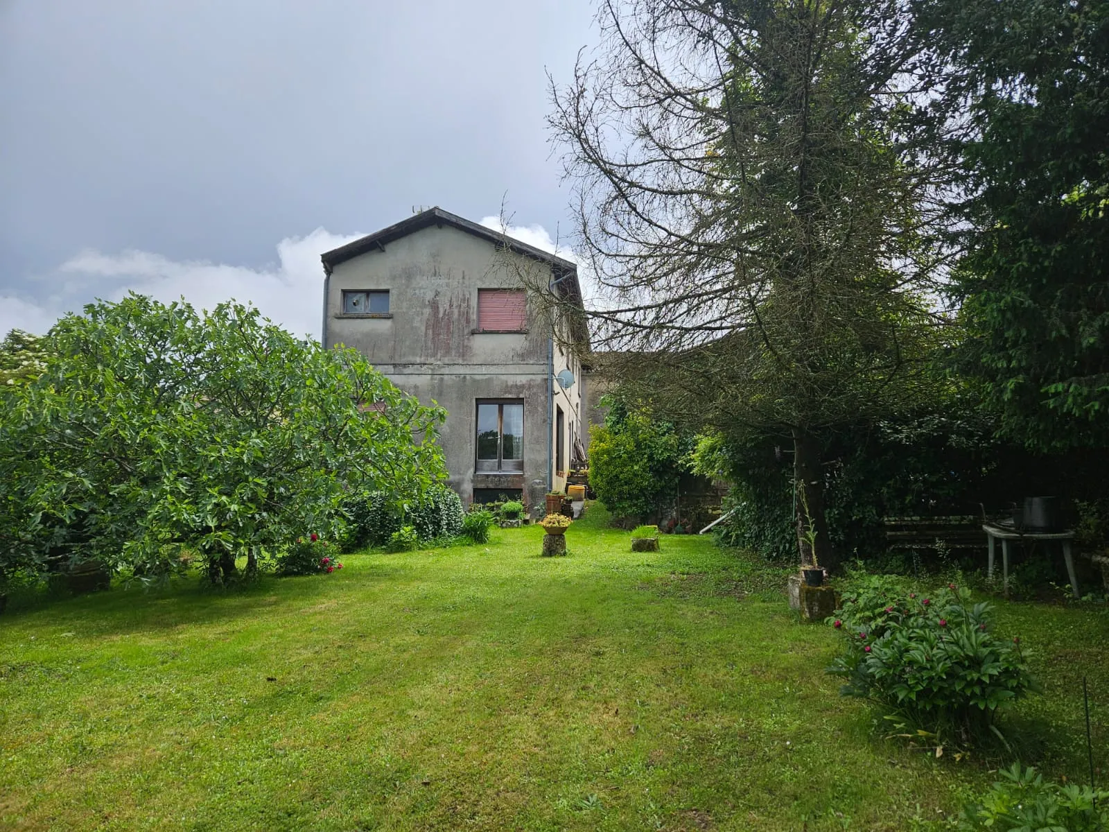 Immeuble à rénover à La Sauve avec local commercial 