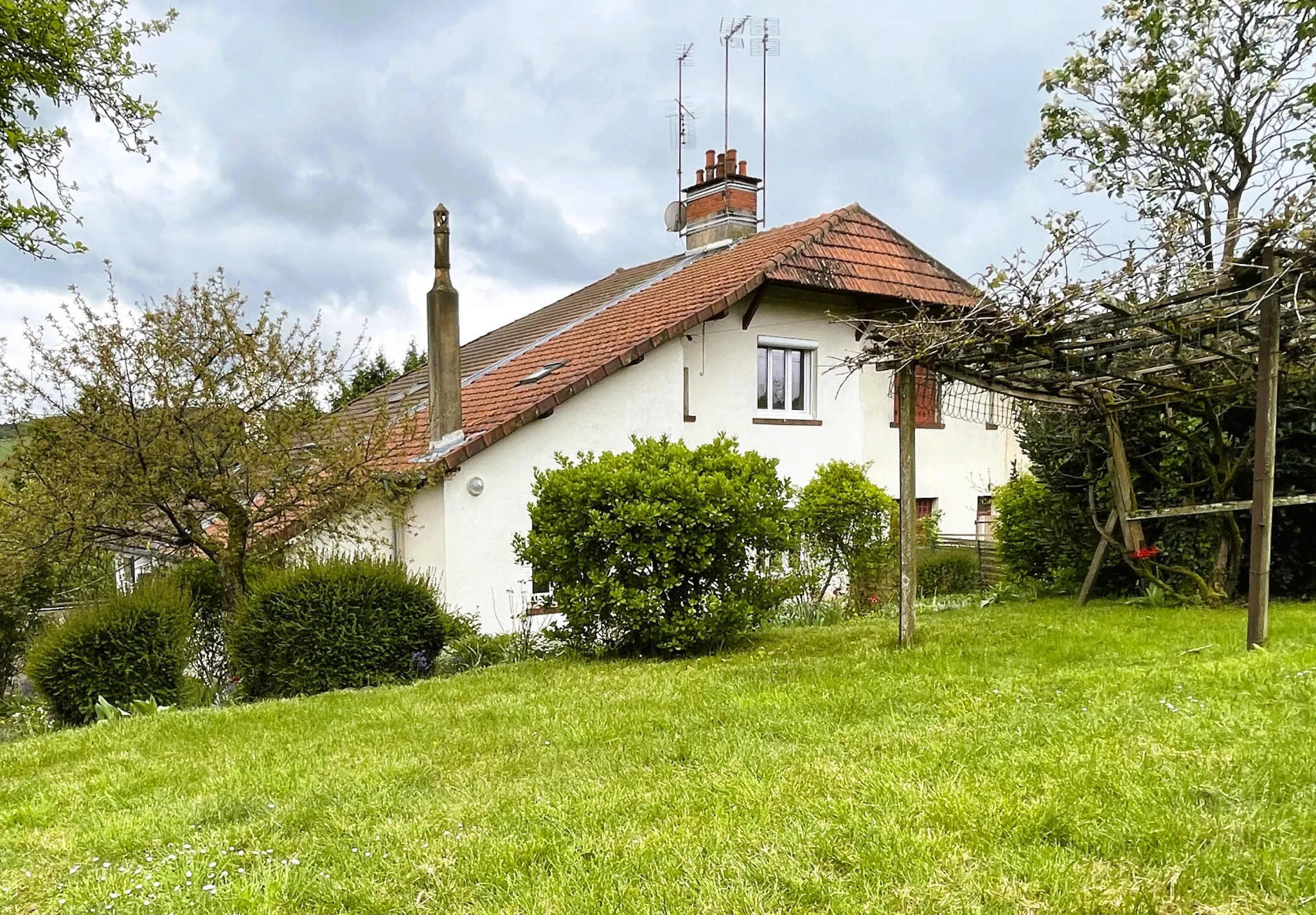 Maison Centre-Ville de Prémery à vendre - 2 chambres avec jardin 