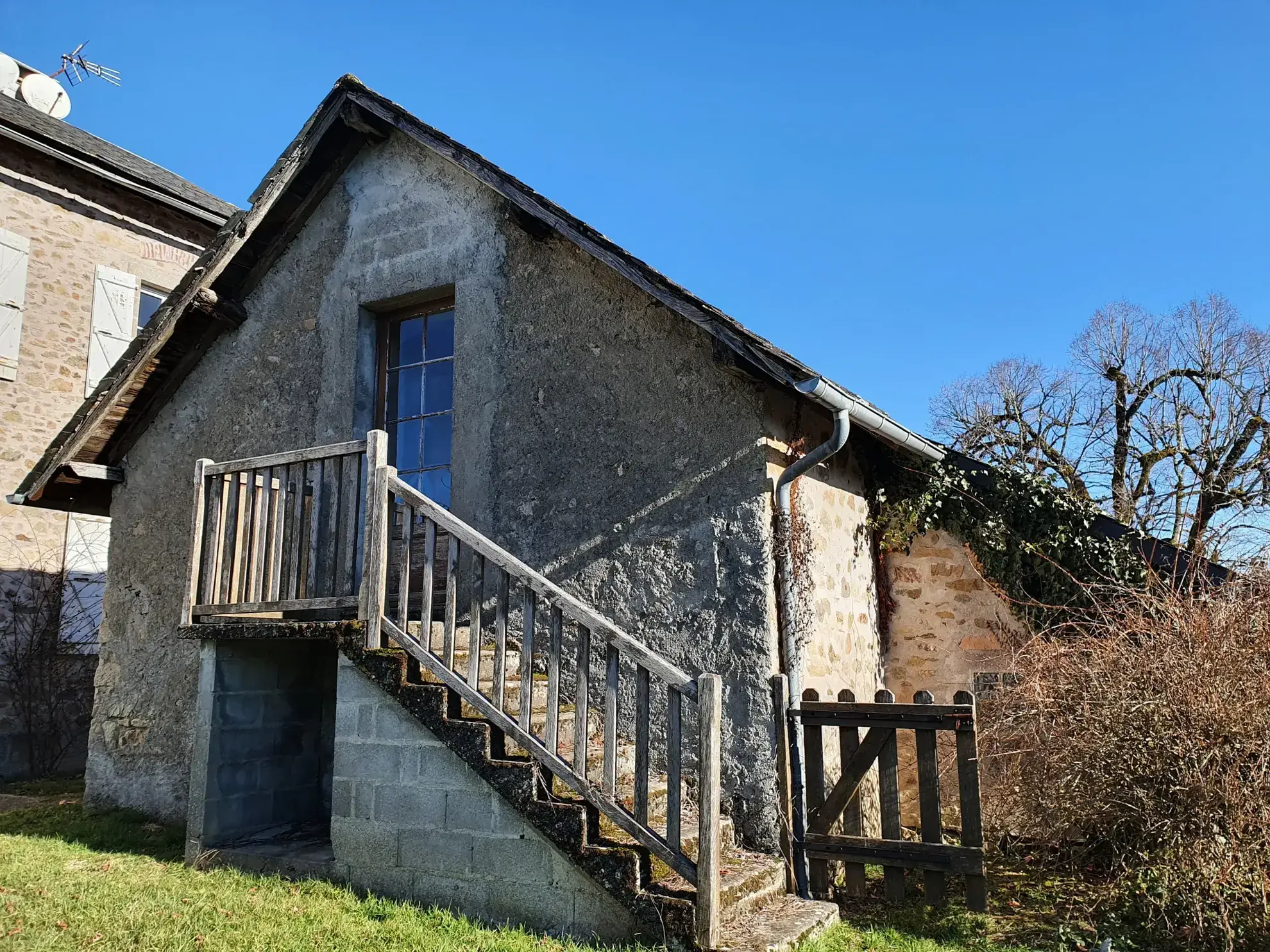 Immeuble de rapport en pierres avec 2 appartements à Albussac, 19380 