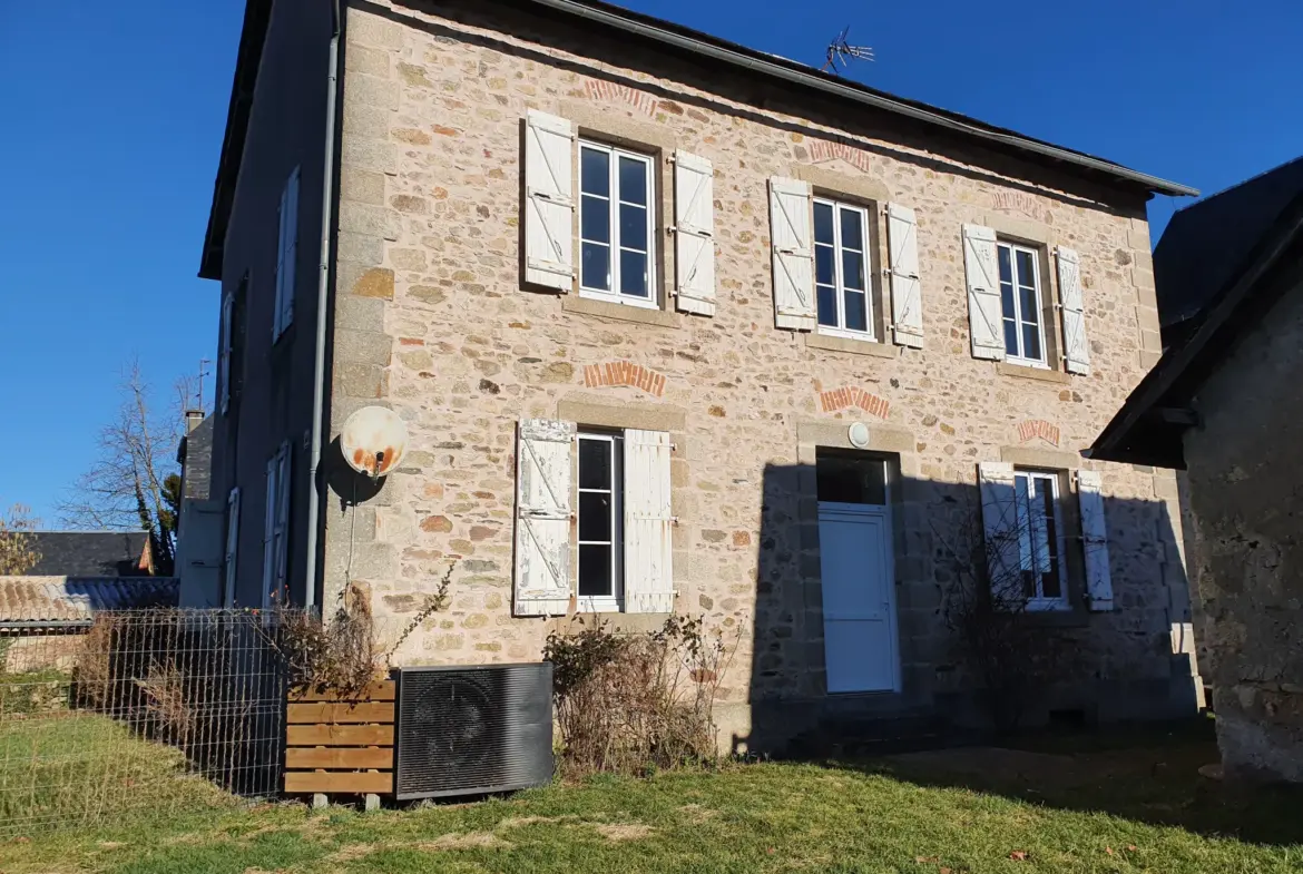 Immeuble de rapport en pierres avec 2 appartements à Albussac, 19380 