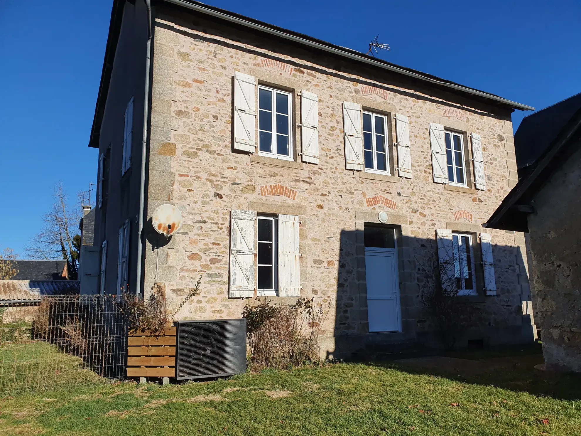 Immeuble de rapport en pierres avec 2 appartements à Albussac, 19380 