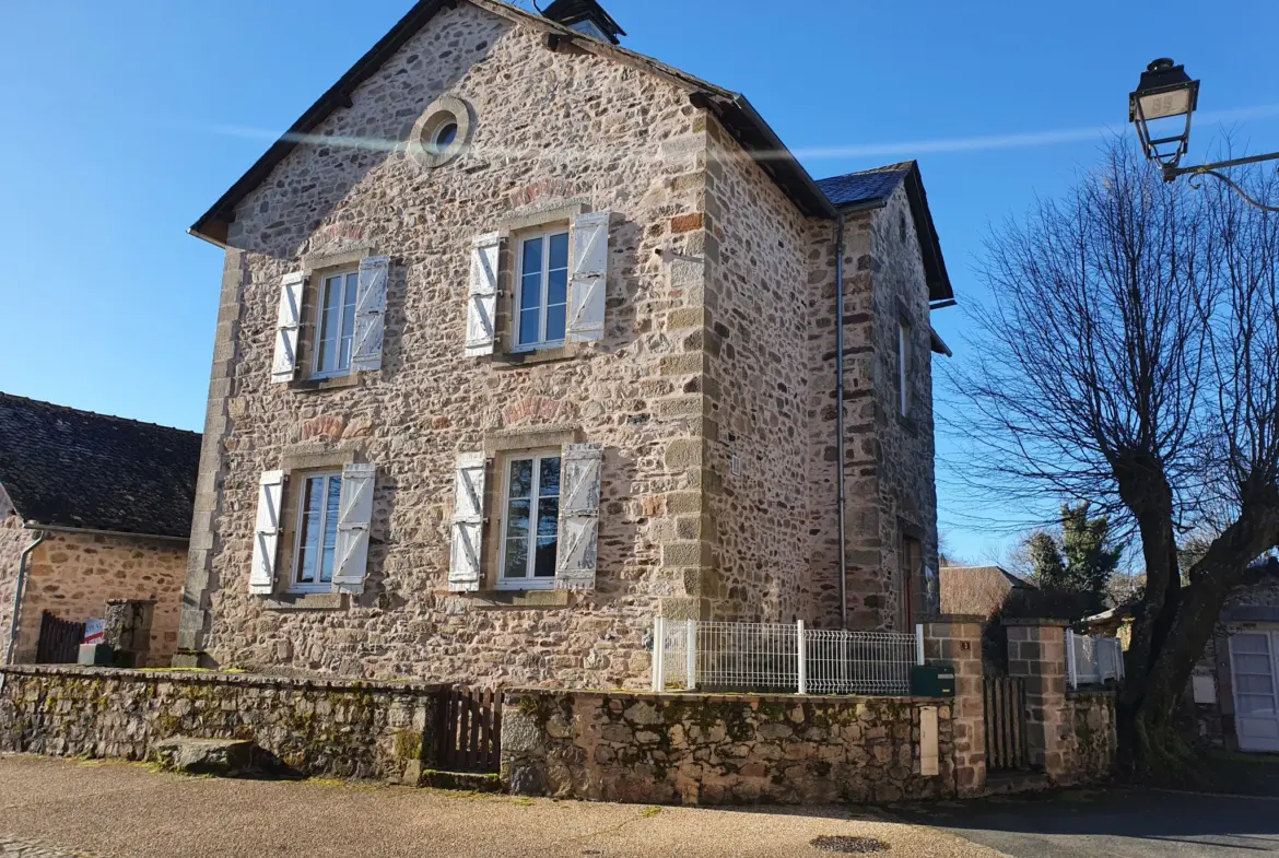 Immeuble de rapport en pierres avec 2 appartements à Albussac, 19380 