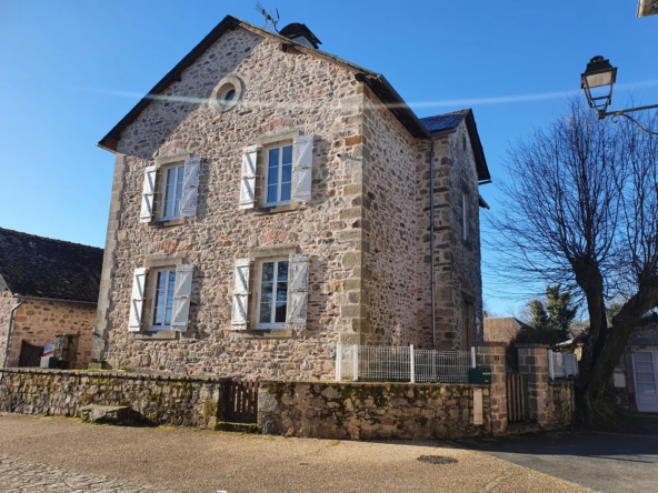 Immeuble de rapport en pierres avec 2 appartements à Albussac, 19380