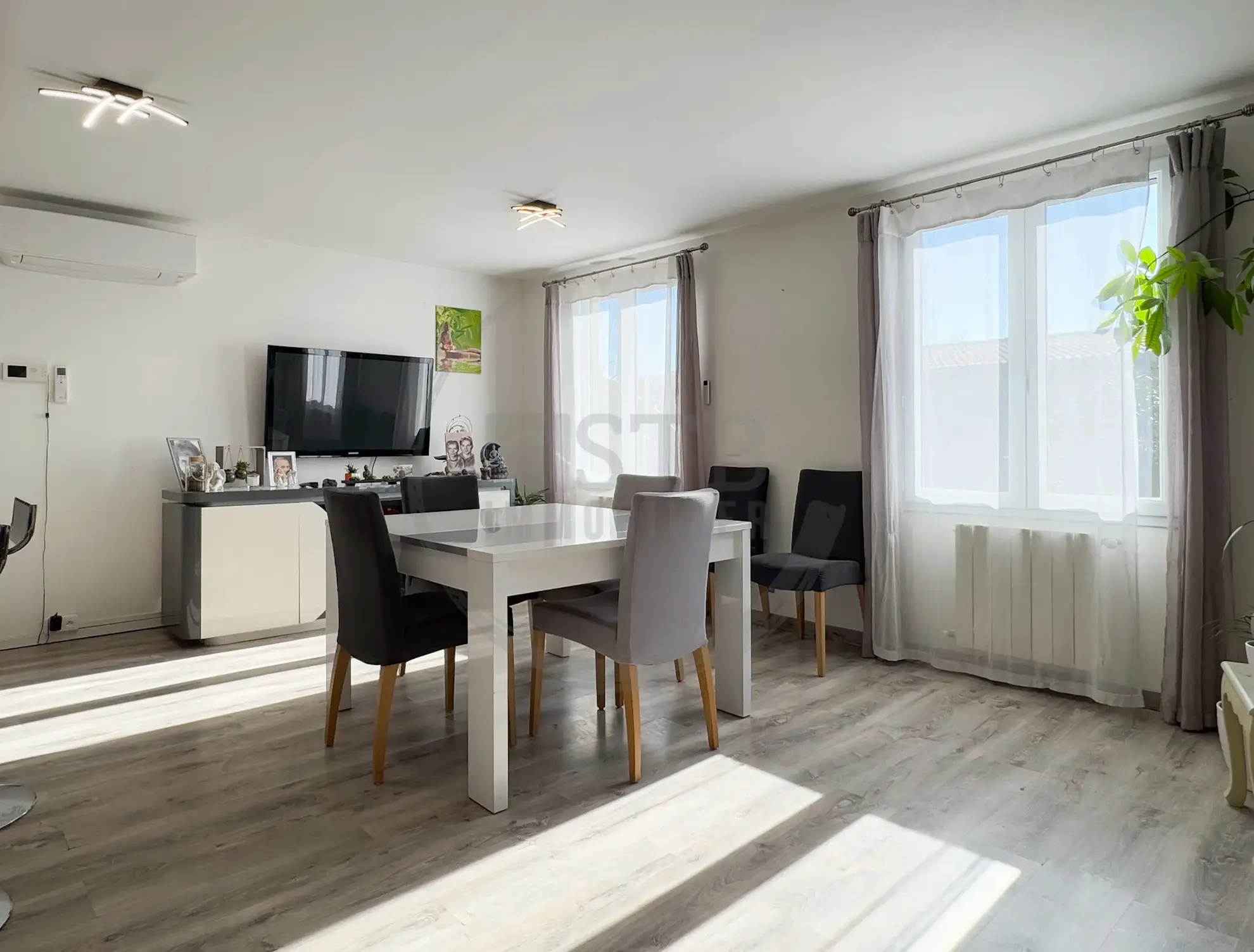 Maison plain-pied rénovée à Saint-Georges-Les-Bains sur 616m² 