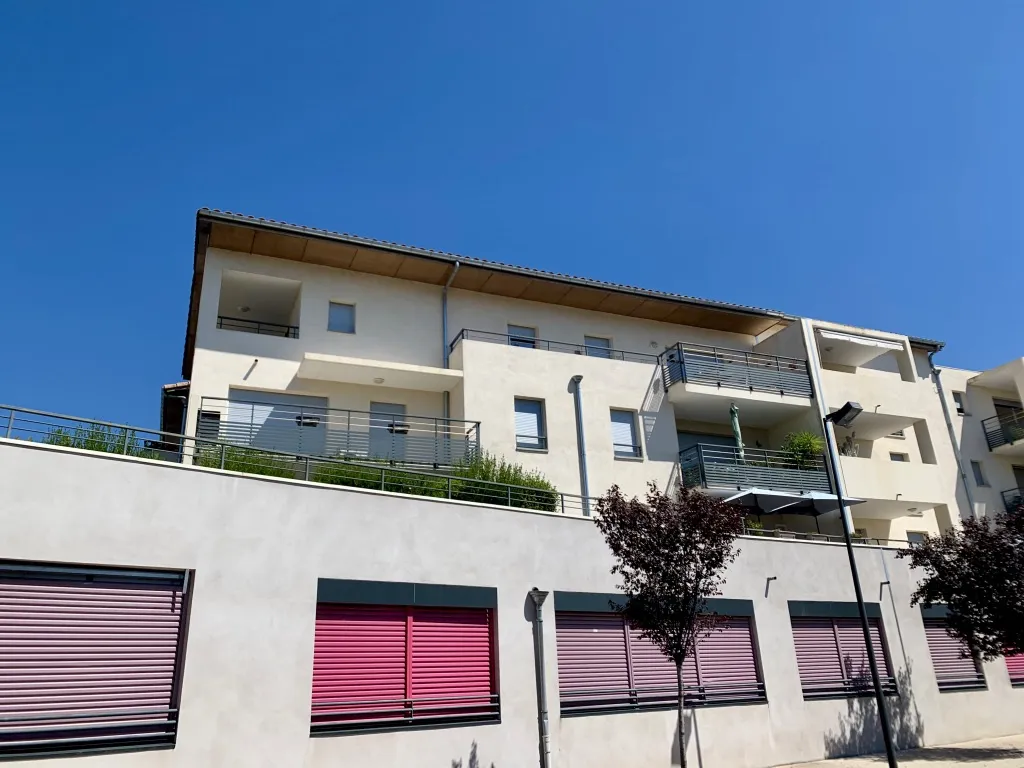 Appartement 3 pièces avec garage, cave et terrasse à Orange 