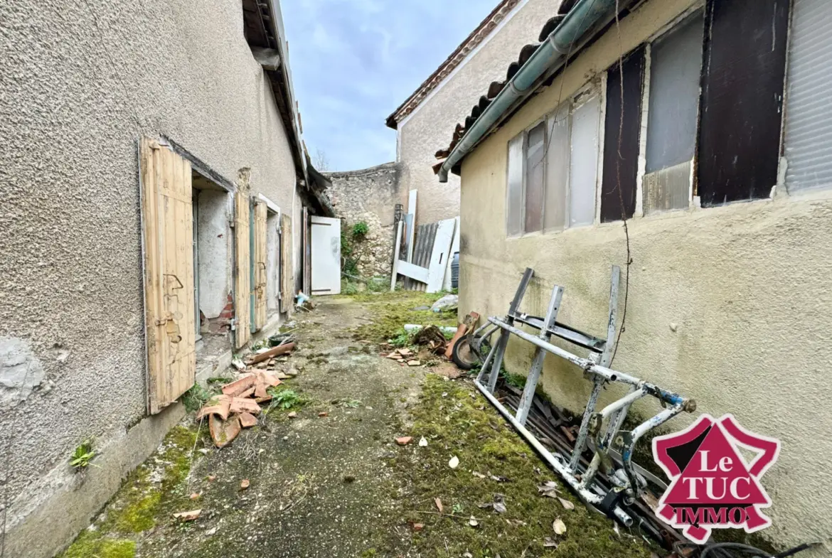 Maison en Pierre à Rénover avec Cour Privative à Penne d'Agenais 